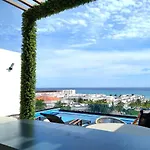 Ocean View From The Rooftop Pool Only One Block To The Beach Studio For 2